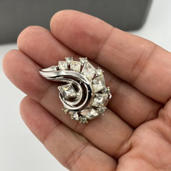 Vintage Crown TRIFARI Swirl Diamante Rhodium Brooch & Earring Boxed Demi Set - Picture 9 of 12